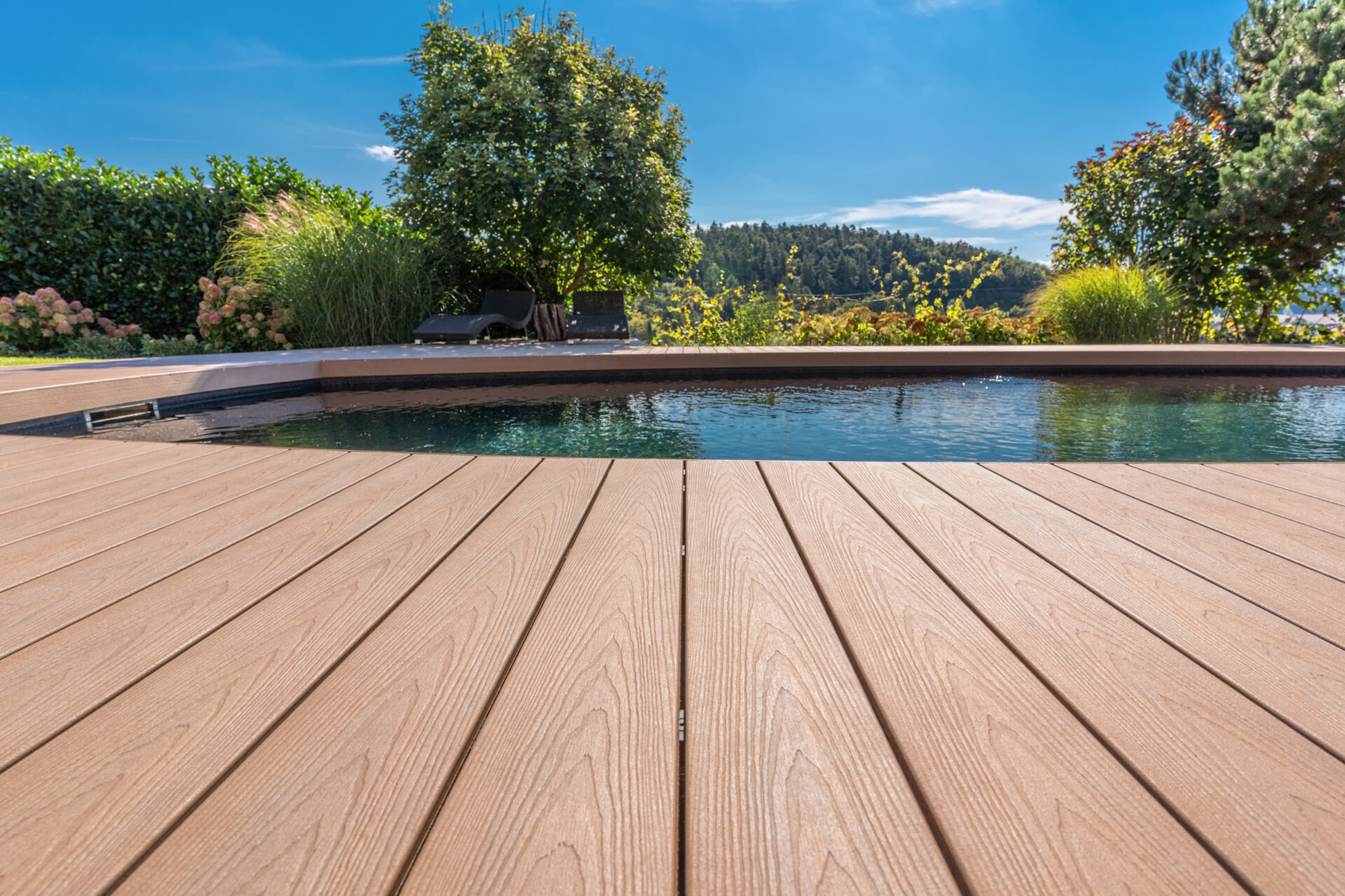 Deck WPC Nordik en Pilar — pisos de exterior premium