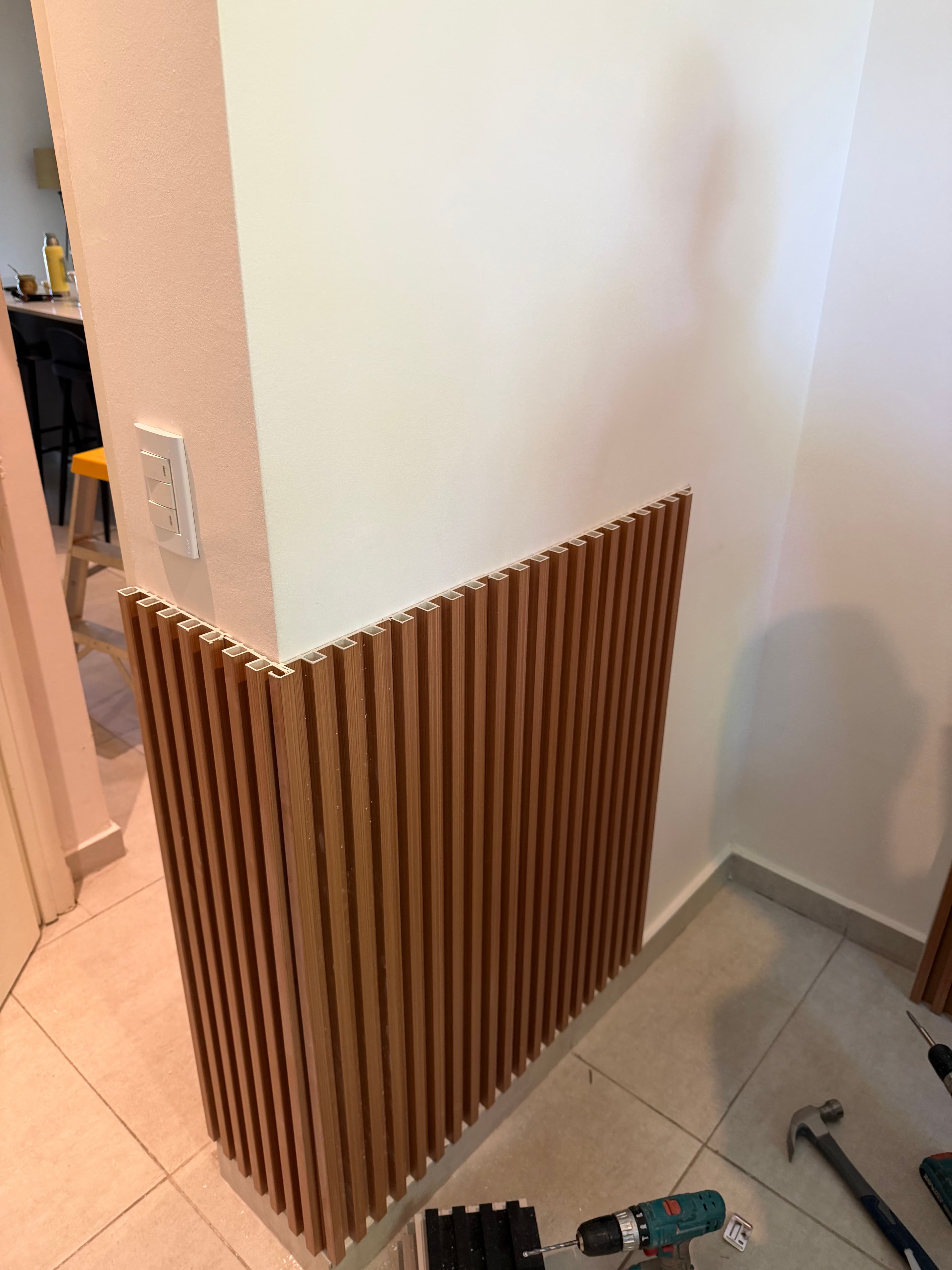 esquina con wall panels de wpc color amdera