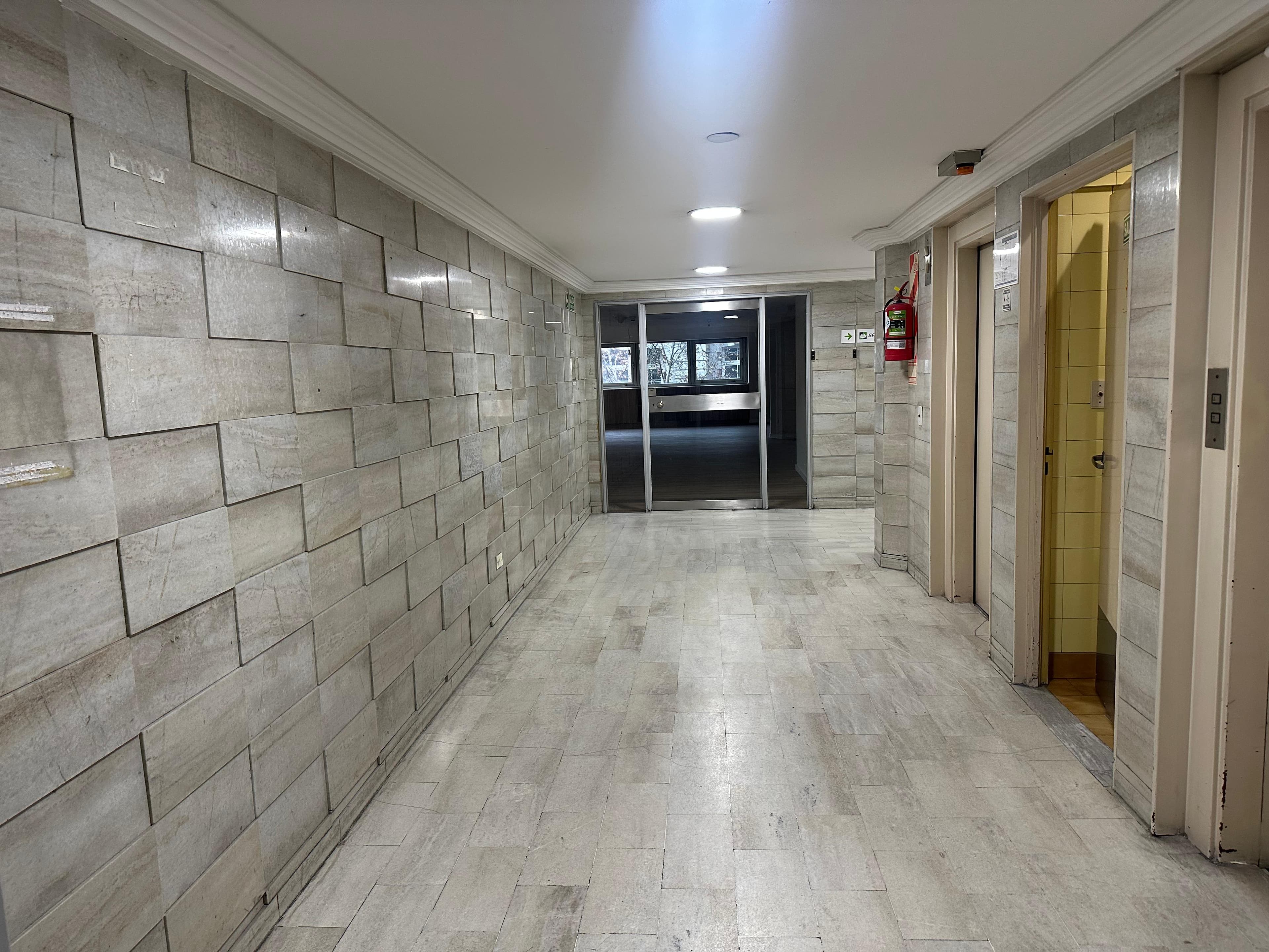 hall de entrada de un edificio antes de instalar wall panels de wpc