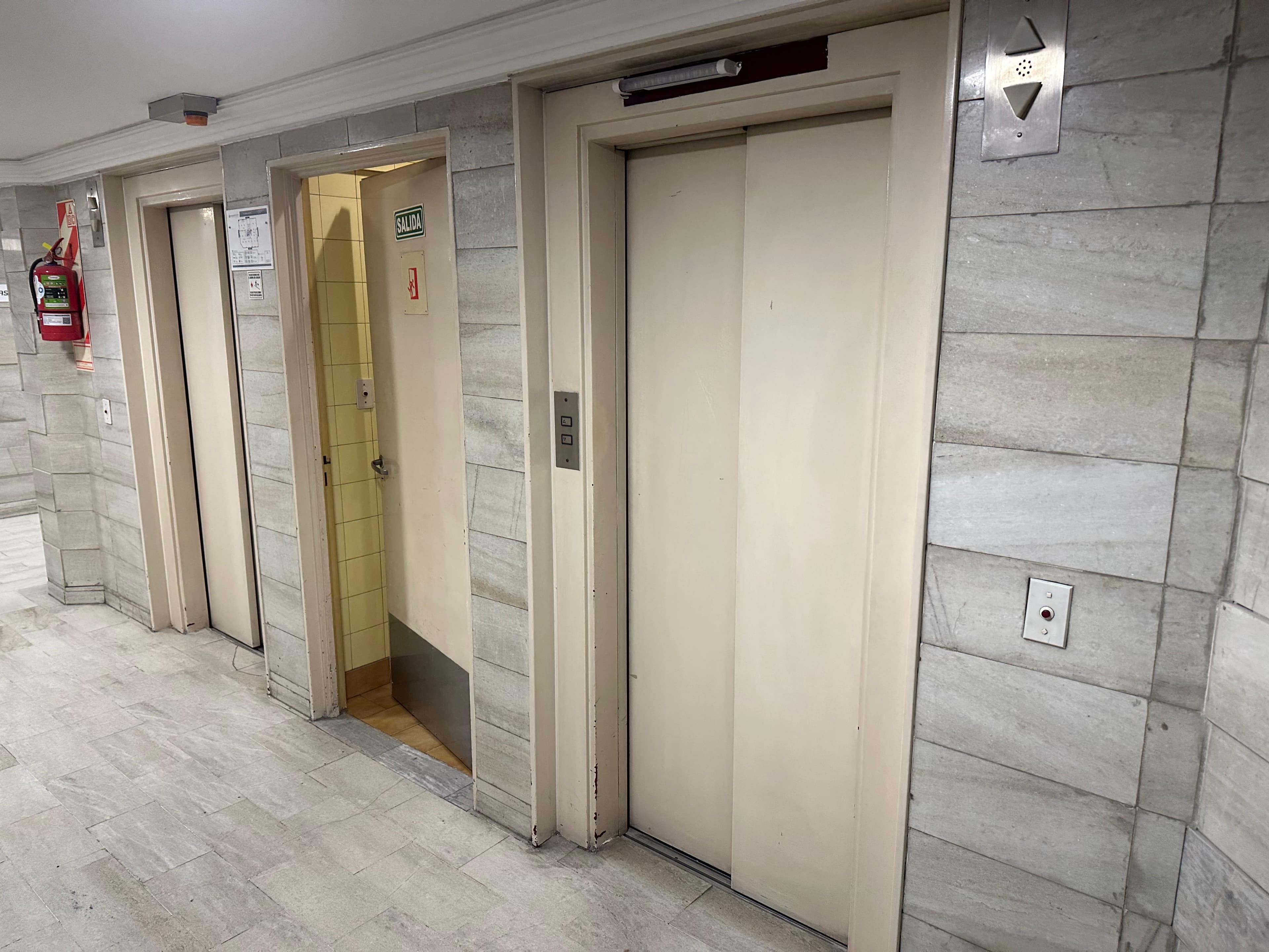 el hall de un edificio antes de ser intervenido con revestimientos de interior varillado de wpc color gris
