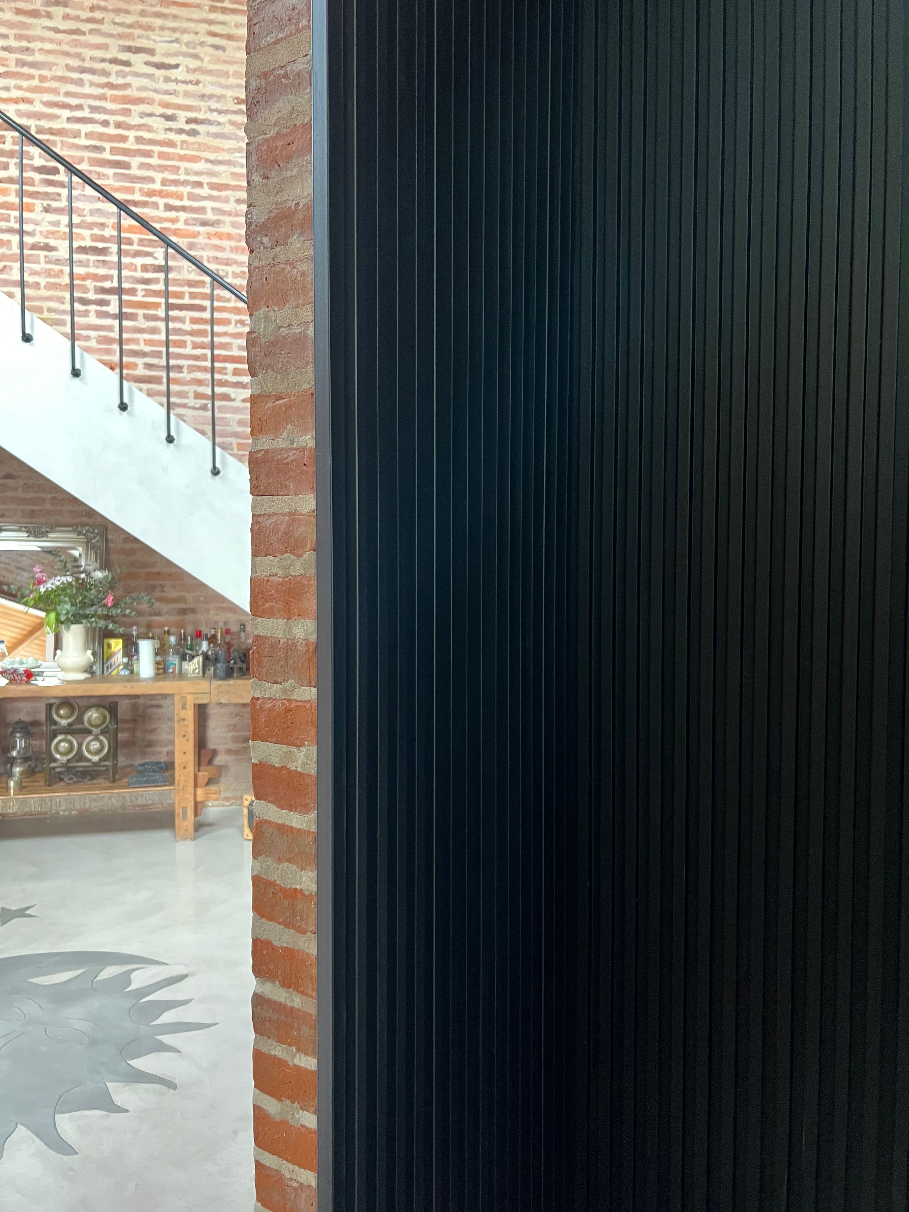 proyecto con wall panels de wpc interior color negro con angulo de terminacion