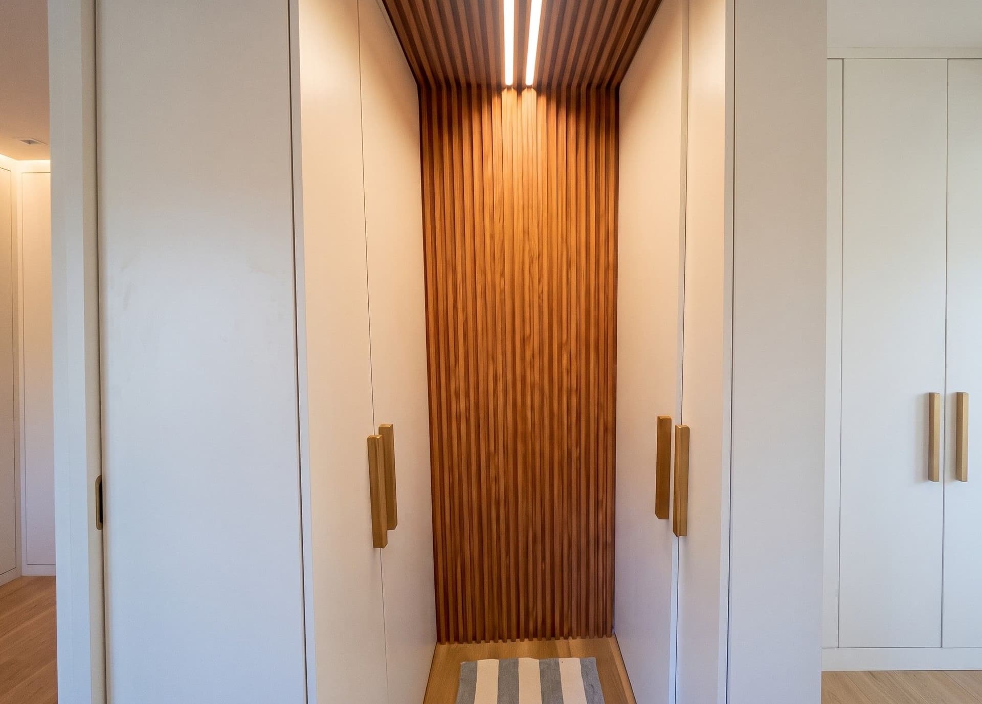 Ropero con Wall Panel Varillado para sumar textura