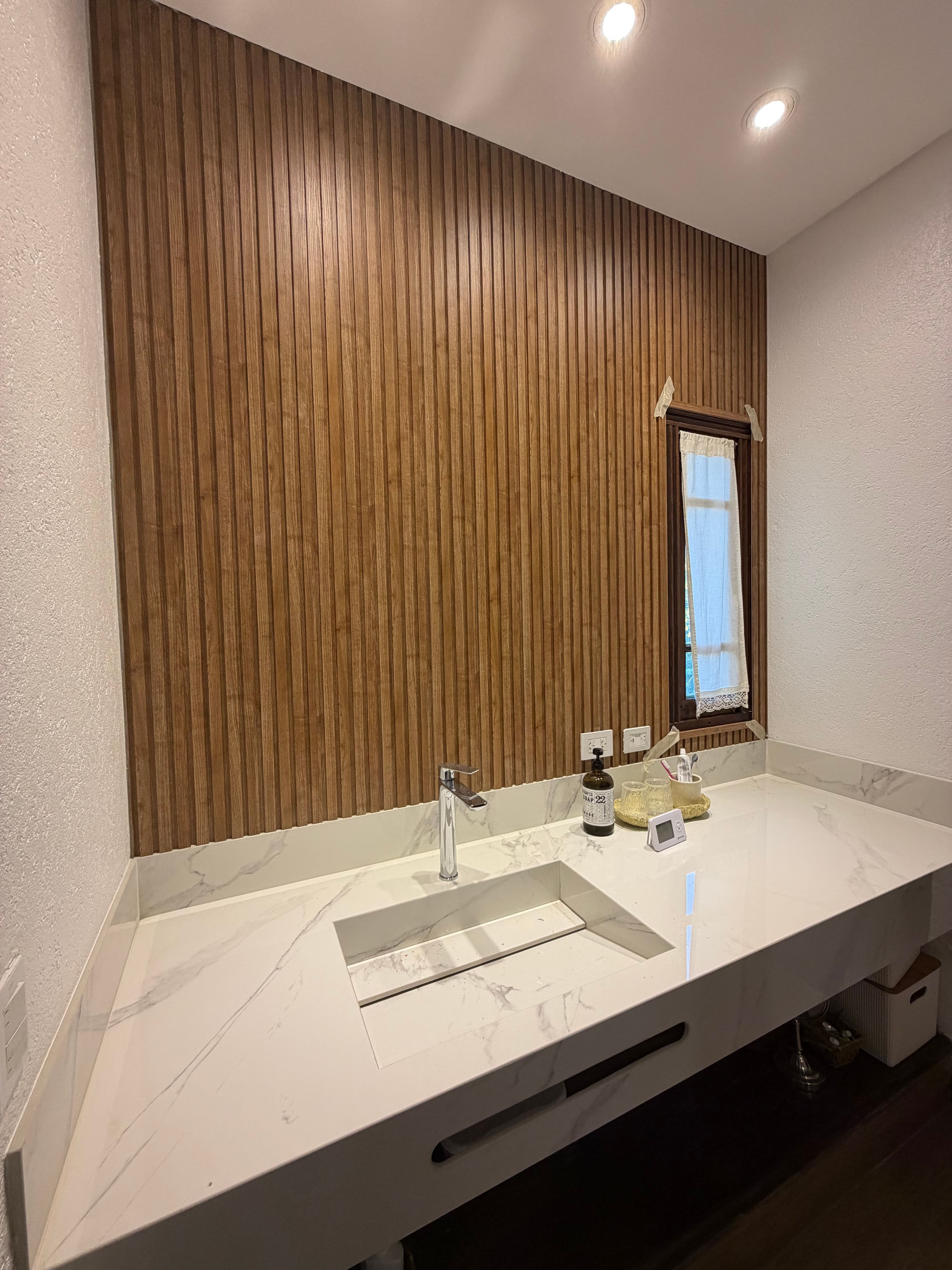baño con wall panels de pvc color madera