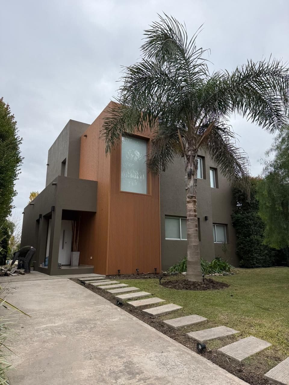 obra en barrio cerrado con wall panel de exterior de wpc color madera
