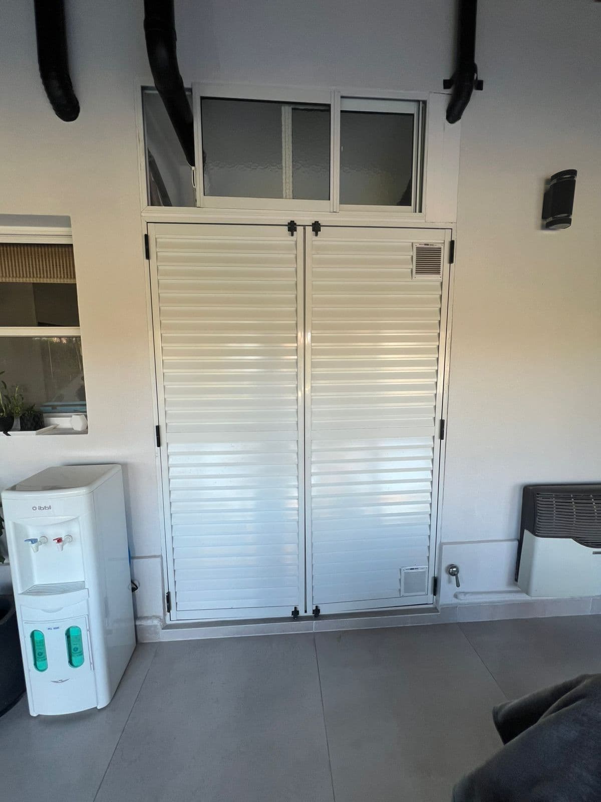 puerta oculta con wall panels de wpc negro