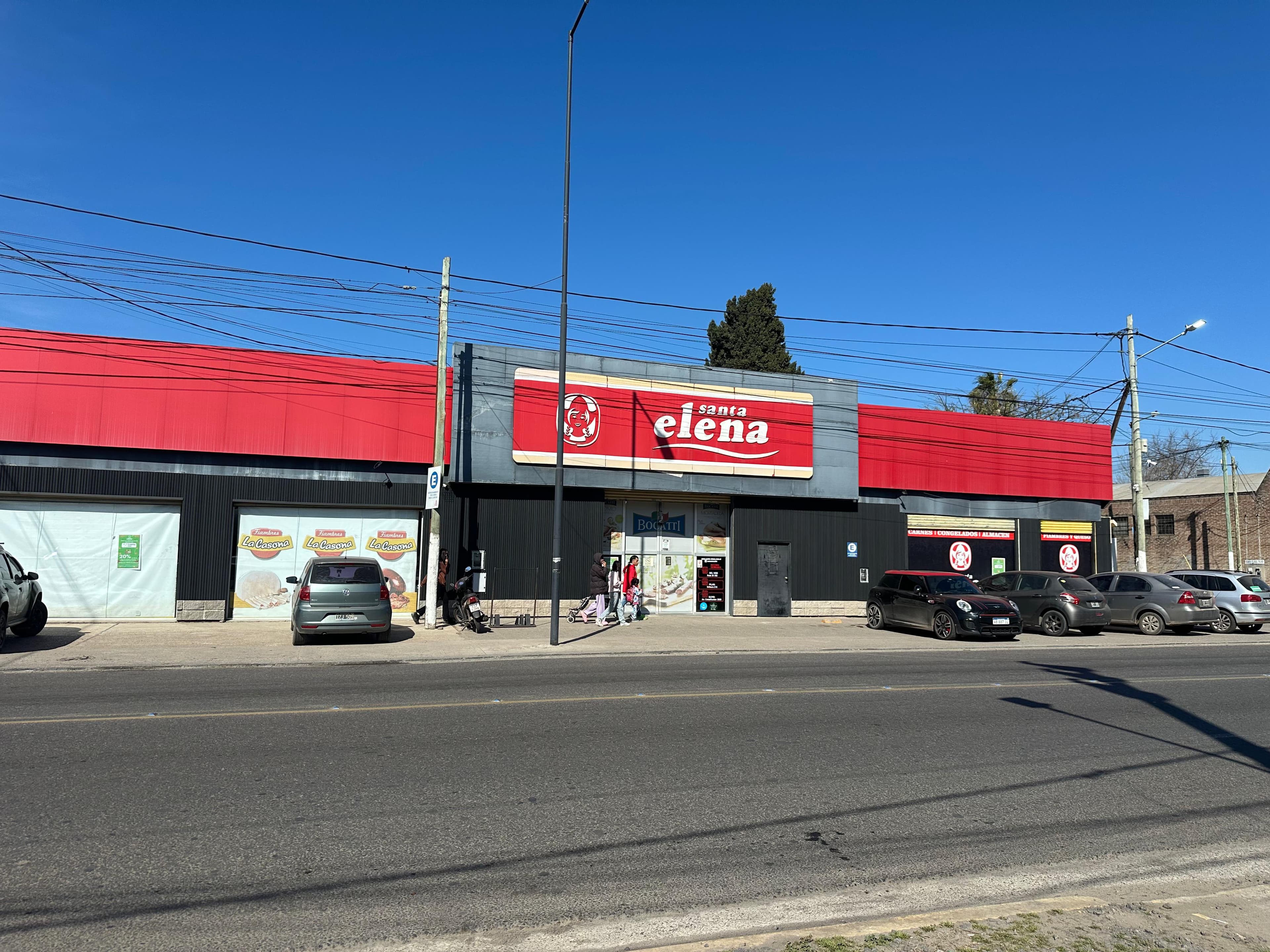 wall panels de wpc en un obra grande de un supermercado