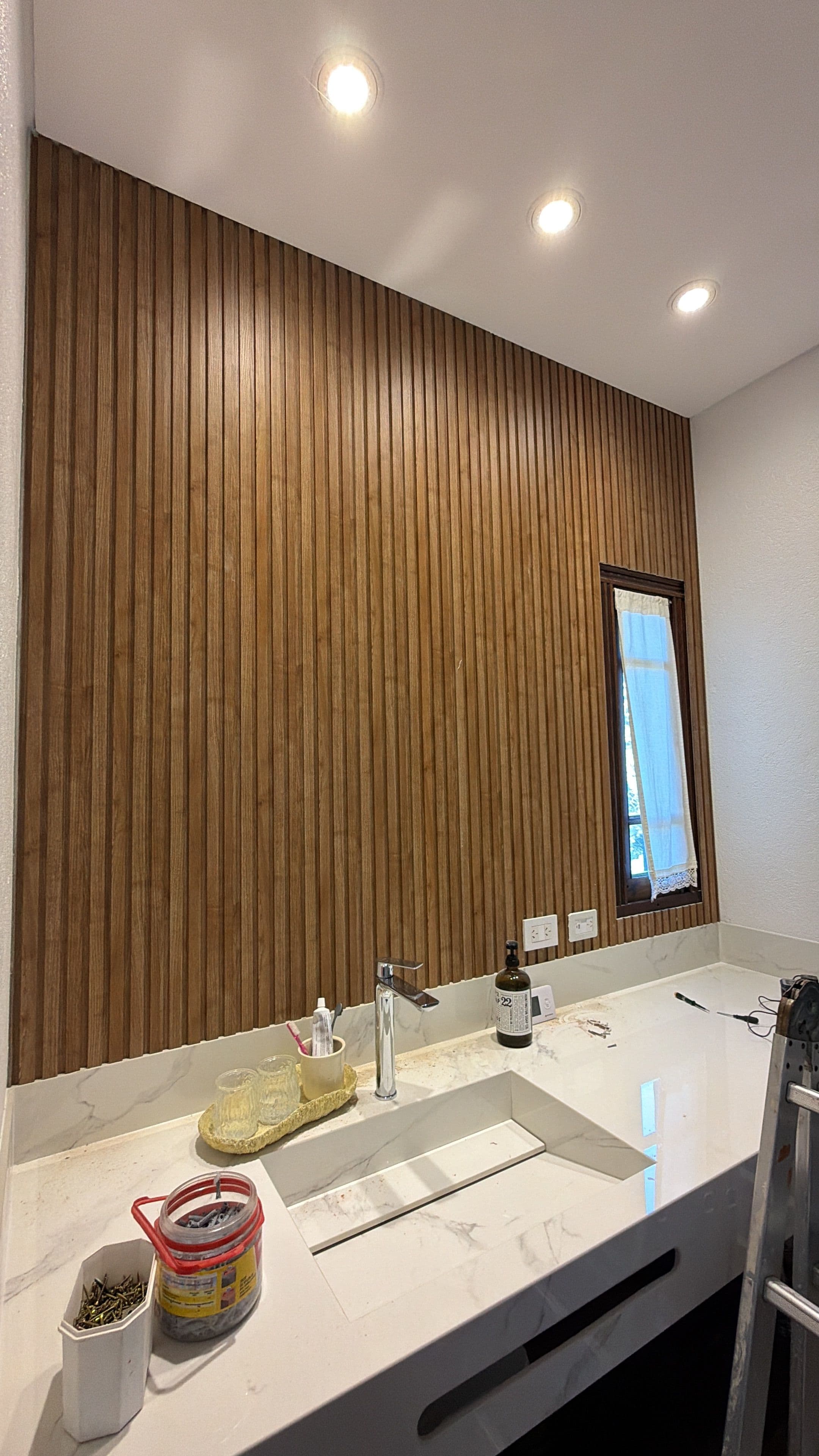 Cómo renovar una pared fea sin hacer una obra pesada