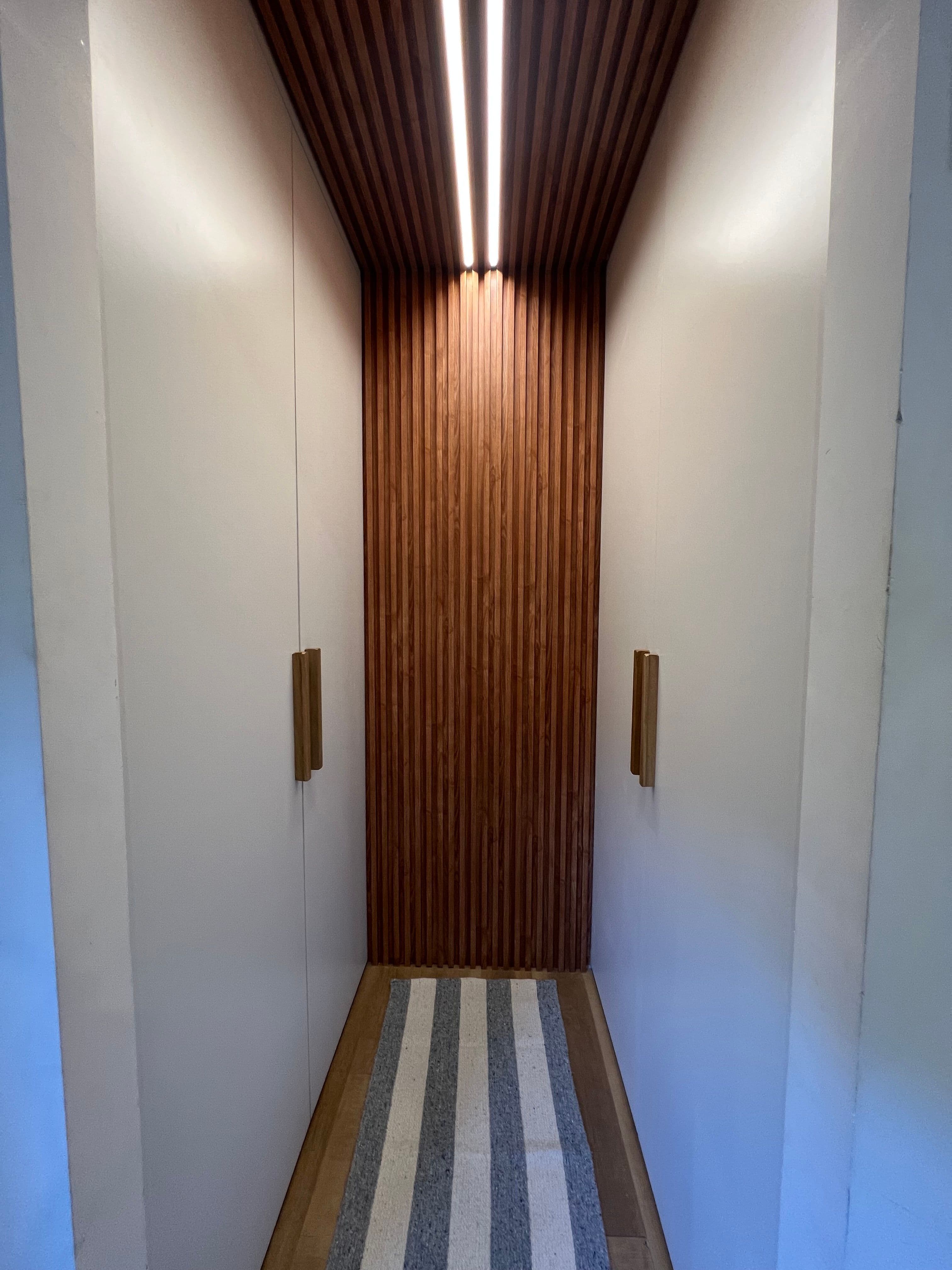 vestidor con wall panels y tira led