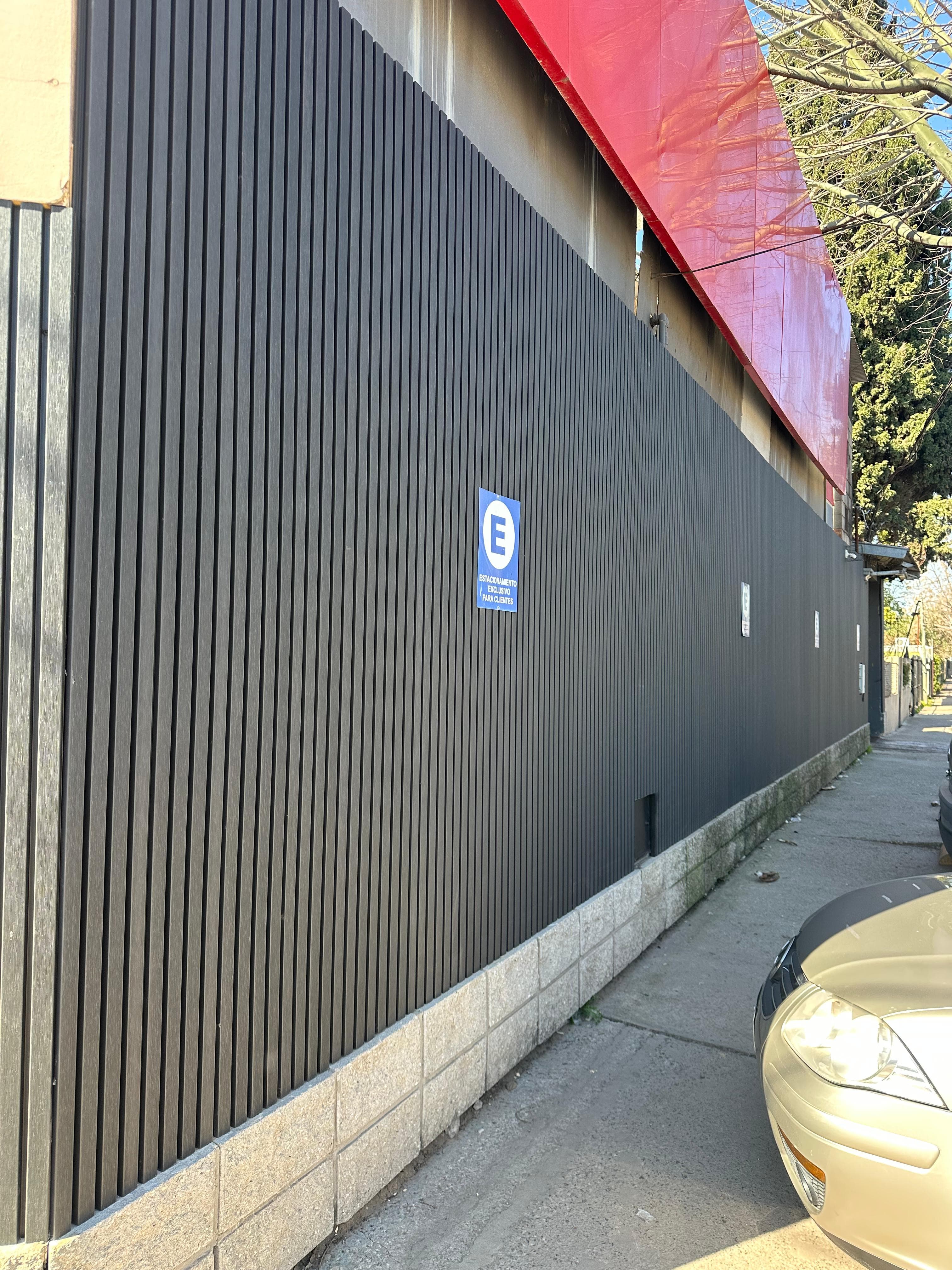 fachada de supermercado en argentina con revestimiento de exterior, tambien conocido como wall panel de wpc para exterior color negro