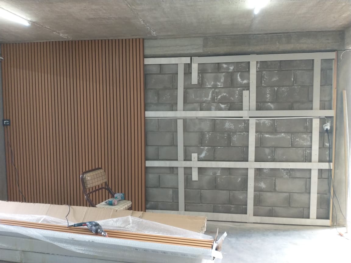 remodelando una pared con wall panels de wpc de exterior pero en el interior de un deposito